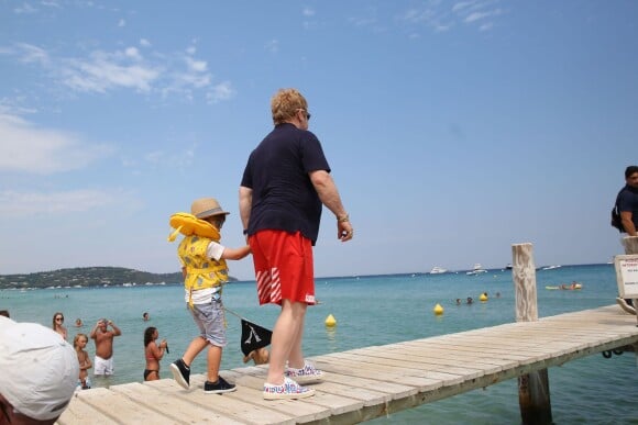 Elton John, son mari David Furnish et leurs enfants Elijah et Zachary vont au Club 55 pendant leurs vacances à Saint-Tropez, le 13 août 2015.