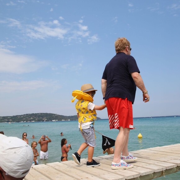 Elton John, son mari David Furnish et leurs enfants Elijah et Zachary vont au Club 55 pendant leurs vacances à Saint-Tropez, le 13 août 2015.