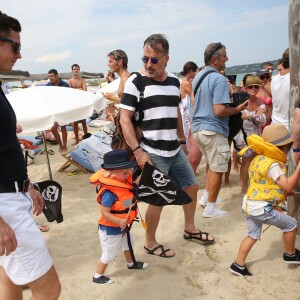 Elton John, son mari David Furnish et leurs fils Elijah et Zachary vont au Club 55 pendant leurs vacances à Saint-Tropez, le 13 août 2015.