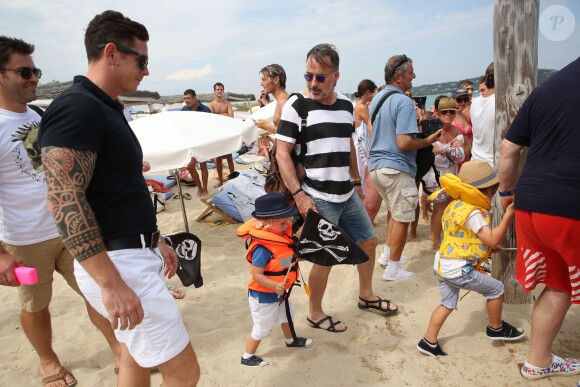 Elton John, son mari David Furnish et leurs fils Elijah et Zachary vont au Club 55 pendant leurs vacances à Saint-Tropez, le 13 août 2015.