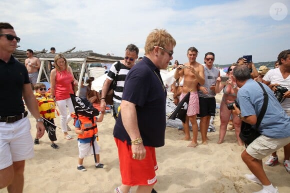 Elton John, son mari David Furnish et leurs fils Elijah et Zachary vont au Club 55 pendant leurs vacances à Saint-Tropez, le 13 août 2015.