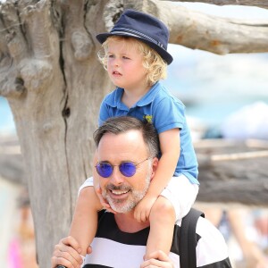 Elton John, son mari David Furnish et leurs fils Elijah et Zachary vont au Club 55 pendant leurs vacances à Saint-Tropez, le 13 août 2015.