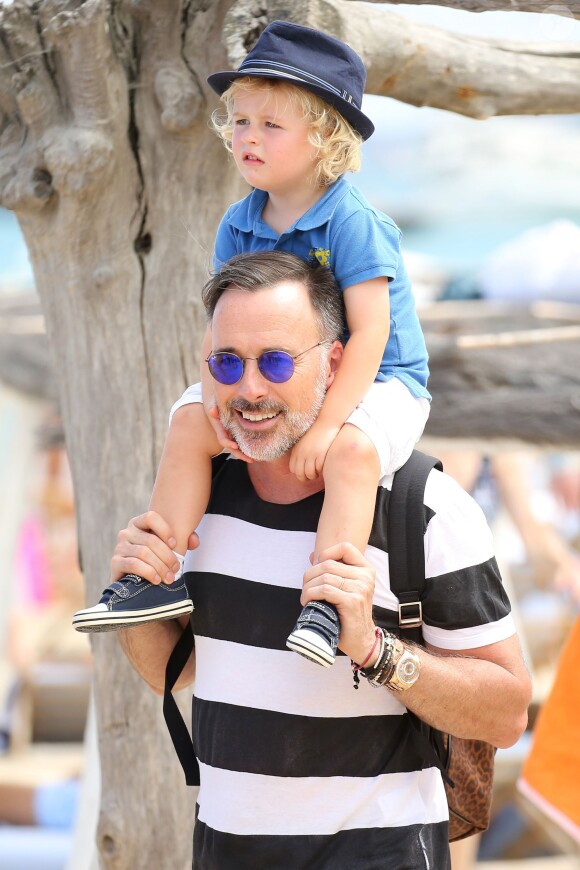 Elton John, son mari David Furnish et leurs fils Elijah et Zachary vont au Club 55 pendant leurs vacances à Saint-Tropez, le 13 août 2015.