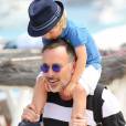 Elton John, son époux David Furnish et leurs fils Elijah et Zachary vont au Club 55 pendant leurs vacances à Saint-Tropez, le 13 août 2015.