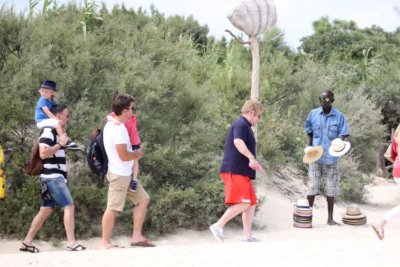Elton John, son mari David Furnish et leurs fils Elijah et Zachary vont au Club 55 pendant leurs vacances à Saint-Tropez, le 13 août 2015.