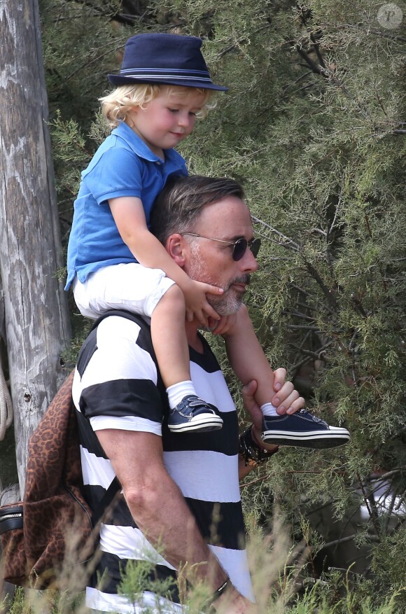 Elton John, son mari David Furnish et leurs fils Elijah et Zachary vont au Club 55 pendant leurs vacances à Saint-Tropez, le 13 août 2015.