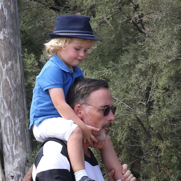 Elton John, son mari David Furnish et leurs fils Elijah et Zachary vont au Club 55 pendant leurs vacances à Saint-Tropez, le 13 août 2015.