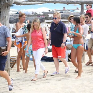 Elton John, son mari David Furnish et leurs fils Elijah et Zachary vont au Club 55 pendant leurs vacances à Saint-Tropez, le 13 août 2015.