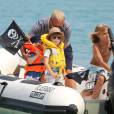 Elton John, son mari David Furnish et leurs fils Elijah et Zachary vont au Club 55 pendant leurs vacances à Saint-Tropez, le 13 août 2015.