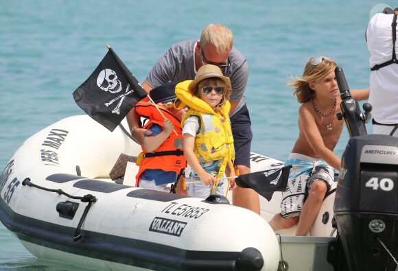 Elton John, son mari David Furnish et leurs fils Elijah et Zachary vont au Club 55 pendant leurs vacances à Saint-Tropez, le 13 août 2015.