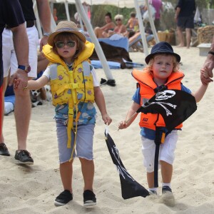 ELe chanteur lton John, son mari David Furnish et leurs fils Elijah et Zachary vont au Club 55 pendant leurs vacances à Saint-Tropez, le 13 août 2015.