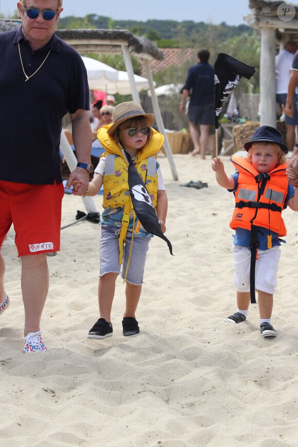 Elton John, son mari David Furnish et leurs fils Elijah et Zachary vont au Club 55 pendant leurs vacances à Saint-Tropez, le 13 août 2015.