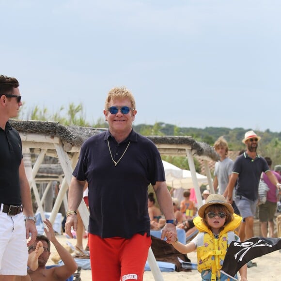 Elton John, son mari David Furnish et leurs fils Elijah et Zachary vont au Club 55 pendant leurs vacances à Saint-Tropez, le 13 août 2015.