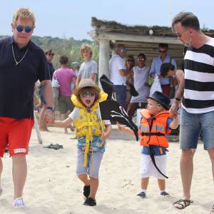 Elton John, son mari David Furnish et leurs fils Elijah et Zachary vont au Club 55 pendant leurs vacances à Saint-Tropez, le 13 août 2015.