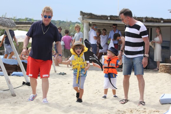 Elton John, son mari David Furnish et leurs fils Elijah et Zachary vont au Club 55 pendant leurs vacances à Saint-Tropez, le 13 août 2015.