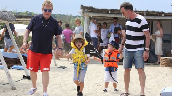 Elton John en famille : Chouettes vacances dans le Sud !