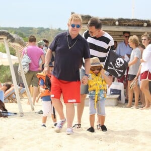 Elton John, son mari David Furnish et leurs fils Elijah et Zachary vont au Club 55 pendant leurs vacances à Saint-Tropez, le 13 août 2015.