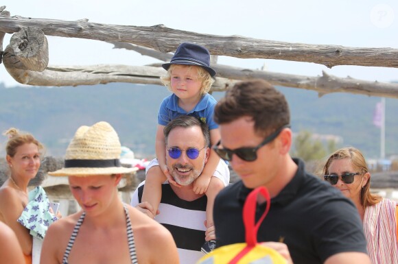Elton John, son mari David Furnish et leurs fils Elijah et Zachary vont au Club 55 pendant leurs vacances à Saint-Tropez, le 13 août 2015.
