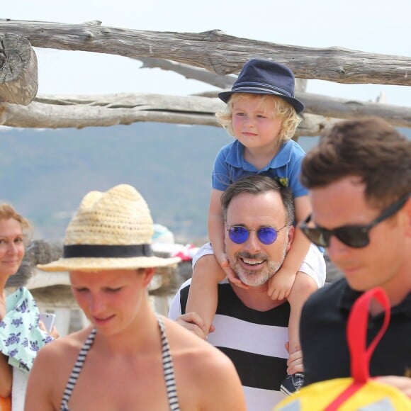 Elton John, son mari David Furnish et leurs fils Elijah et Zachary vont au Club 55 pendant leurs vacances à Saint-Tropez, le 13 août 2015.