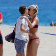 Exclusif - Matthew Bellamy et sa superbe petite-amie Elle Evans jouent au volley-ball sur la plage à Malibu, le 2 août 2015. 