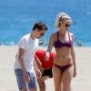 Exclusif - Matthew Bellamy et sa petite-amie Elle Evans jouent au volley-ball sur la plage à Malibu, le 2 août 2015. 