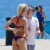 Exclusif - Matthew Bellamy et sa girlfriend Elle Evans jouent au volley-ball sur la plage à Malibu, le 2 août 2015.