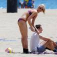  Exclusif - Matthew Bellamy et sa petite-amie Elle Evans : amoureux, ils partagent des moments de tendresse sur la plage à Malibu, le 2 août 2015. 