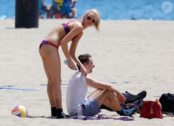 Exclusif - Matthew Bellamy et sa petite-amie Elle Evans : amoureux, ils partagent des moments de tendresse sur la plage à Malibu, le 2 août 2015.