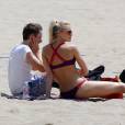  Exclusif - Matthew Bellamy et sa petite-amie Elle Evans jouent au volley-ball sur la plage à Malibu, le 2 août 2015.  