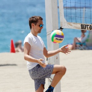 Exclusif - Matthew Bellamy et sa petite-amie Elle Evans jouent au volley-ball sur la plage à Malibu, le 2 août 2015. 
