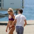  Exclusif - Matthew Bellamy et sa petite-amie Elle Evans jouent au volley-ball sur la plage à Malibu, le 2 août 2015.  