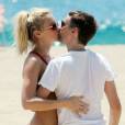 Exclusif - Matthew Bellamy et sa petite-amie Elle Evans : in lov sur la plage à Malibu, le 2 août 2015.