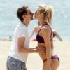 Exclusif - Matthew Bellamy et sa superbe petite-amie Elle Evans jouent au volley-ball sur la plage à Malibu, le 2 août 2015.