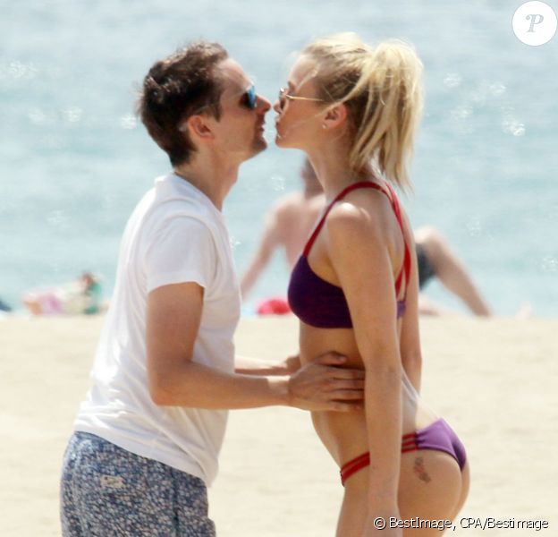 Exclusif - Matthew Bellamy et sa superbe petite-amie Elle Evans jouent au volley-ball sur la plage à Malibu, le 2 août 2015.
