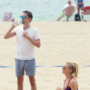 Exclusif - Matthew Bellamy et sa petite-amie Elle Evans jouent au volley-ball sur la plage à Malibu, le 2 août 2015.