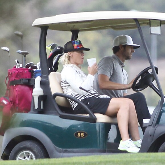 Exclusif - Jennie Garth et son nouveau mari Dave Abrams se sont offerts une partie de golf, à Toluca Lake, le 6 août 2015.