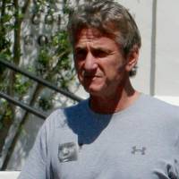 Sean Penn : En manque de Charlize Theron, il porte son fils Jackson en T-shirt !