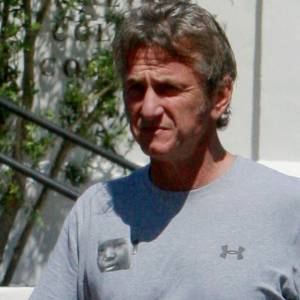 Exclusif - L'acteur Sean Penn porte un t-shirt avec la photo de Jackson (le fils son ex-fiancée Charlize Theron) alors qu'il va déjeuner au restaurant à Malibu, le 4 août 2015.