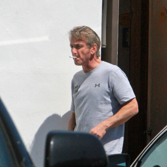 Exclusif - Sean Penn porte un t-shirt avec la photo de Jackson (le fils son ex-fiancée Charlize Theron) alors qu'il va déjeuner au restaurant à Malibu, le 4 août 2015.