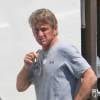 Exclusif - Sean Penn aperçu alors qu'il porte un t-shirt avec la photo de Jackson (le fils son ex-fiancée Charlize Theron) à Malibu, le 4 août 2015.