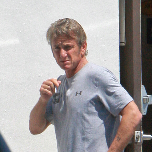 Exclusif - Sean Penn aperçu alors qu'il porte un t-shirt avec la photo de Jackson (le fils son ex-fiancée Charlize Theron) à Malibu, le 4 août 2015.