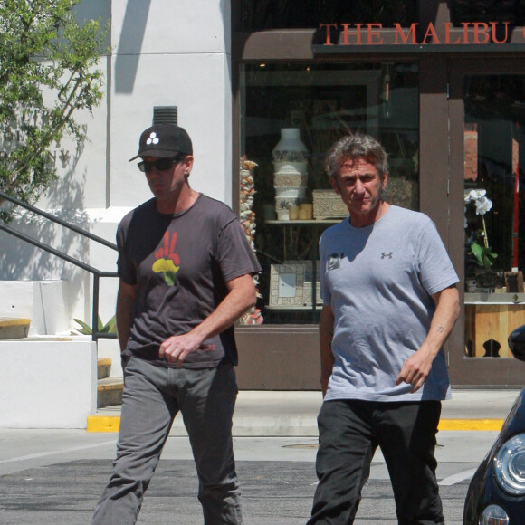 Exclusif - Sean Penn porte un t-shirt avec la photo de Jackson (le fils son ex-fiancée Charlize Theron) alors qu'il va déjeuner au restaurant à Malibu, le 4 août 2015.