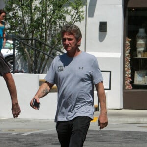 Exclusif - Sean Penn porte un t-shirt avec la photo de Jackson (le fils son ex-fiancée Charlize Theron) alors qu'il va déjeuner au restaurant à Malibu, le 4 août 2015.