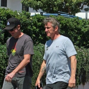 Exclusif - Sean Penn porte un t-shirt avec la photo de Jackson (le fils son ex-fiancée Charlize Theron) alors qu'il va déjeuner au restaurant à Malibu, le 4 août 2015.