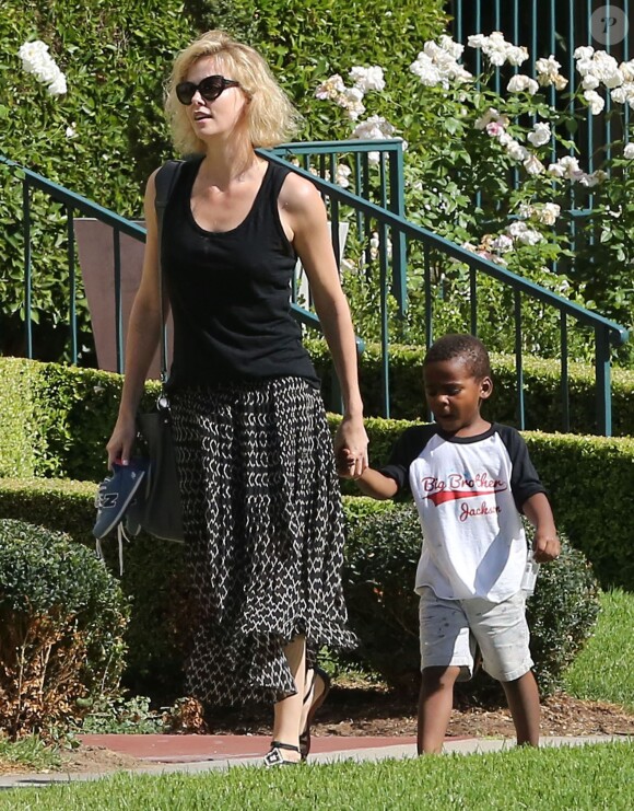 Charlize Theron emmène son fils Jackson chez un ami à Los Angeles, le 3 août 2015. La star vient d'adopter une petite fille afro-américaine