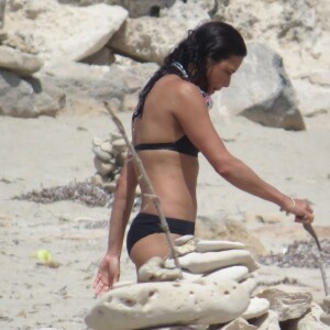 Exclusif - Michelle Rodriguez en vacances avec Mohammed Al Turki et d'autres amis à Formentera, le 9 août 2015.