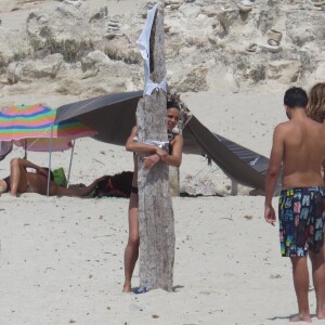 Exclusif - Michelle Rodriguez en vacances avec Mohammed Al Turki et d'autres amis à Formentera, le 9 août 2015.