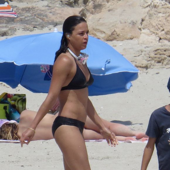 Exclusif - Michelle Rodriguez en vacances avec Mohammed Al Turki et d'autres amis à Formentera, le 9 août 2015.