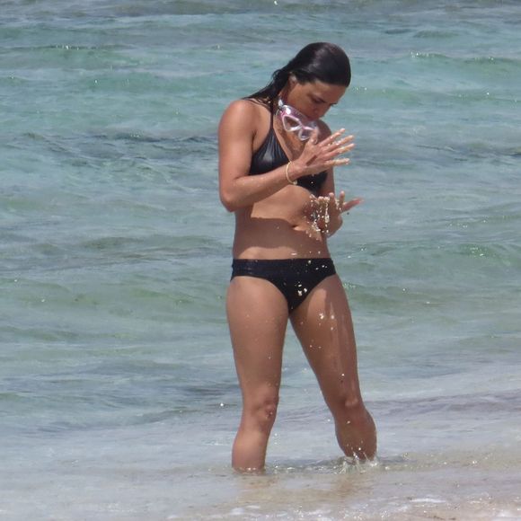 Exclusif - Michelle Rodriguez en vacances avec Mohammed Al Turki et d'autres amis à Formentera, le 9 août 2015.