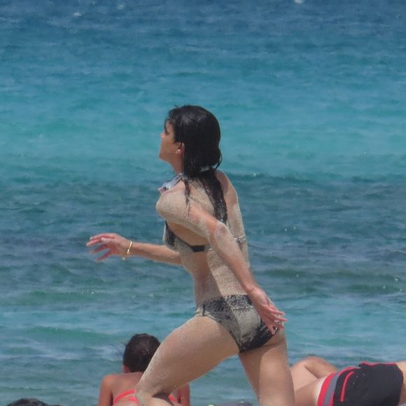 Exclusif - Michelle Rodriguez en vacances avec Mohammed Al Turki et d'autres amis à Formentera, le 9 août 2015.